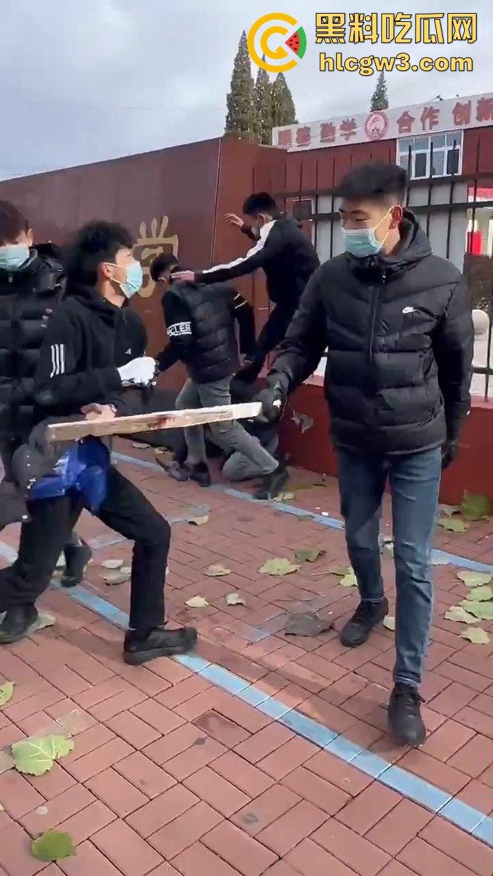 唐山38中门口精神小伙持械群殴,砍刀钢棍齐飞,校园门口上演江湖儿女!-1