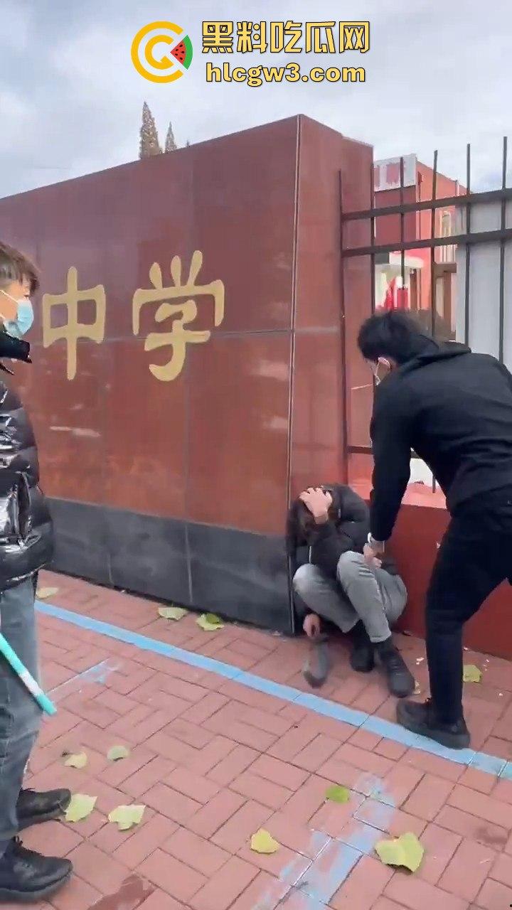 唐山38中门口精神小伙持械群殴,砍刀钢棍齐飞,校园门口上演江湖儿女!-2