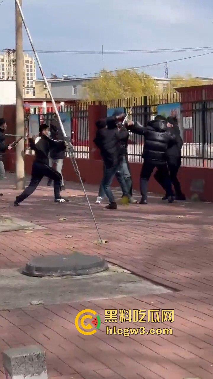 唐山38中门口精神小伙持械群殴,砍刀钢棍齐飞,校园门口上演江湖儿女!-3