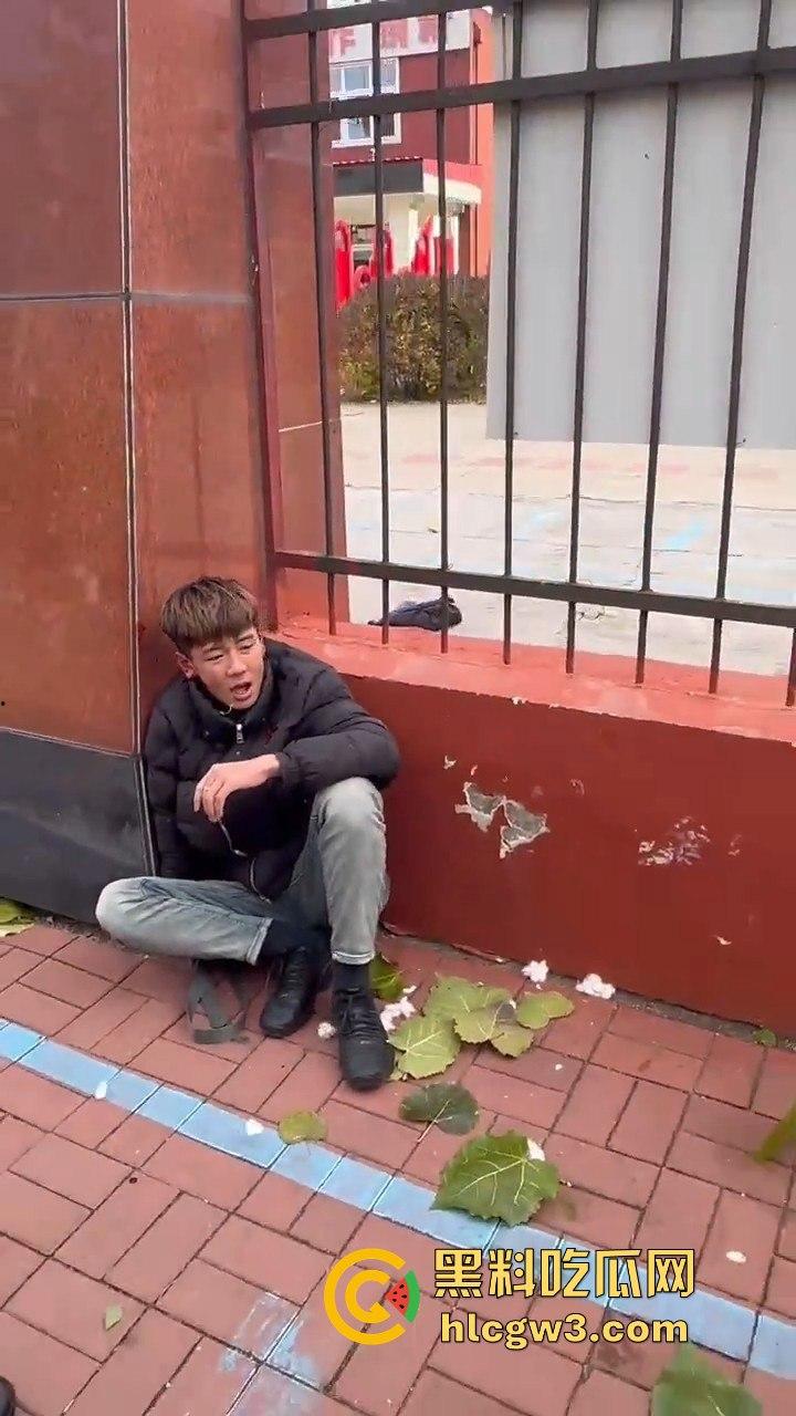 唐山38中门口精神小伙持械群殴,砍刀钢棍齐飞,校园门口上演江湖儿女!-4