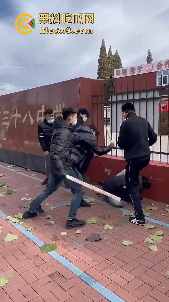 唐山38中门口精神小伙持械群殴,砍刀钢棍齐飞,校园门口上演江湖儿女!-5