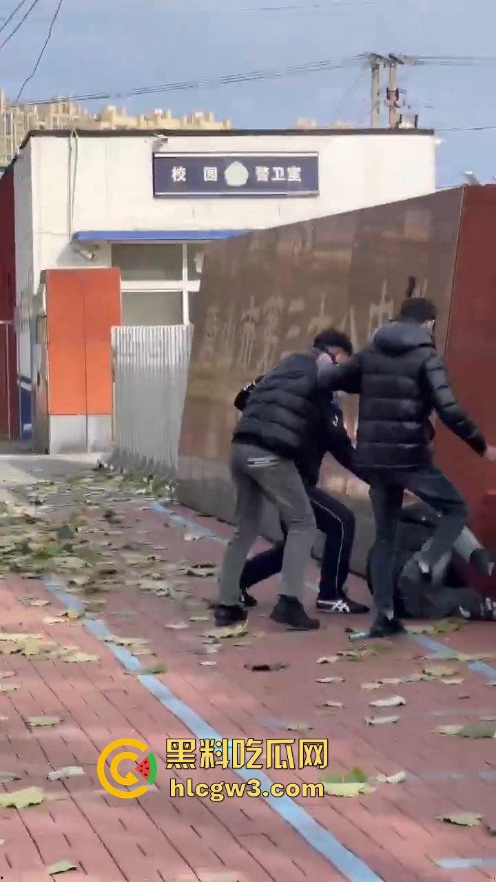 唐山38中门口精神小伙持械群殴,砍刀钢棍齐飞,校园门口上演江湖儿女!-6