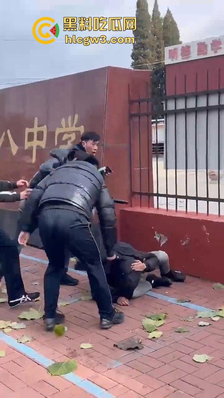 唐山38中门口精神小伙持械群殴,砍刀钢棍齐飞,校园门口上演江湖儿女!-7