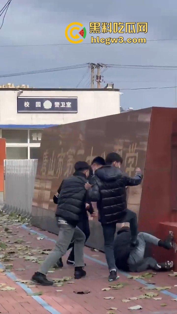 唐山38中门口精神小伙持械群殴,砍刀钢棍齐飞,校园门口上演江湖儿女!-8