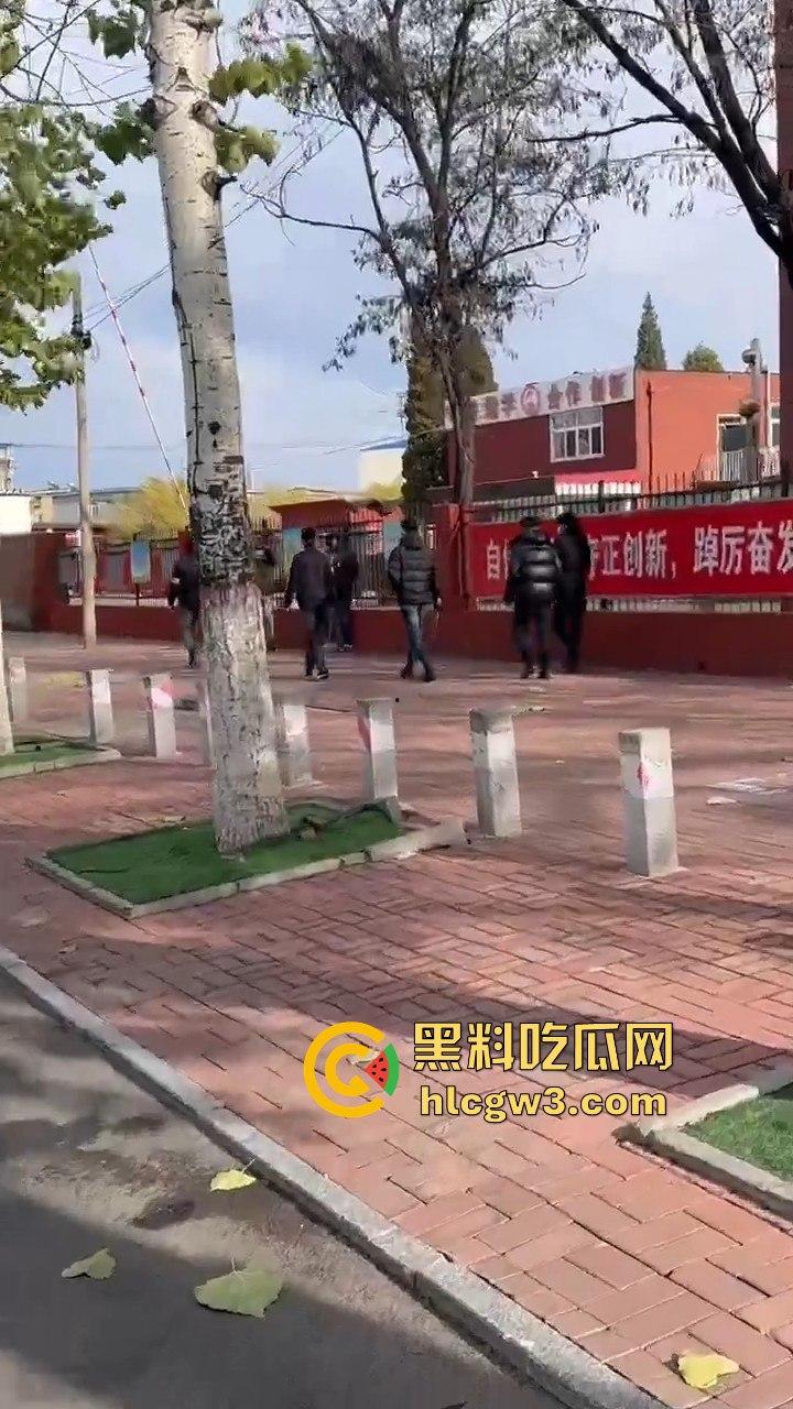 唐山38中门口精神小伙持械群殴,砍刀钢棍齐飞,校园门口上演江湖儿女!-9