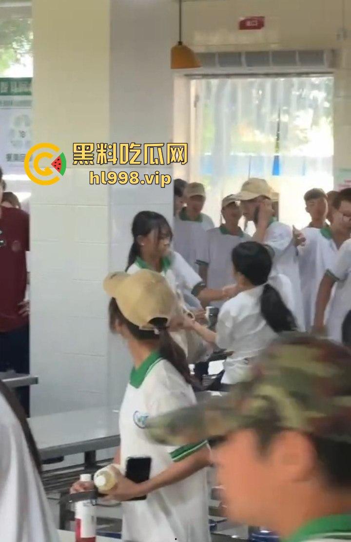 澄海职校精神小妹校内霸凌，收小太妹当马仔，学校里收保护费，谁不给钱就干谁！-11