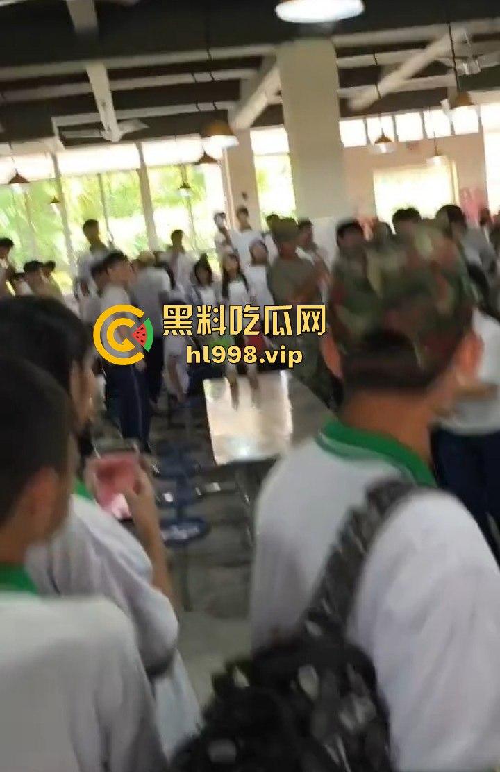 澄海职校精神小妹校内霸凌，收小太妹当马仔，学校里收保护费，谁不给钱就干谁！-13