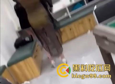 长春桑卉会所后台技师大打出手，疑似是抢客上钟起争执，我相信大奶子肯定没有错！-3