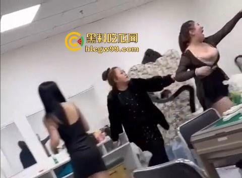 长春桑卉会所后台技师大打出手，疑似是抢客上钟起争执，我相信大奶子肯定没有错！-9