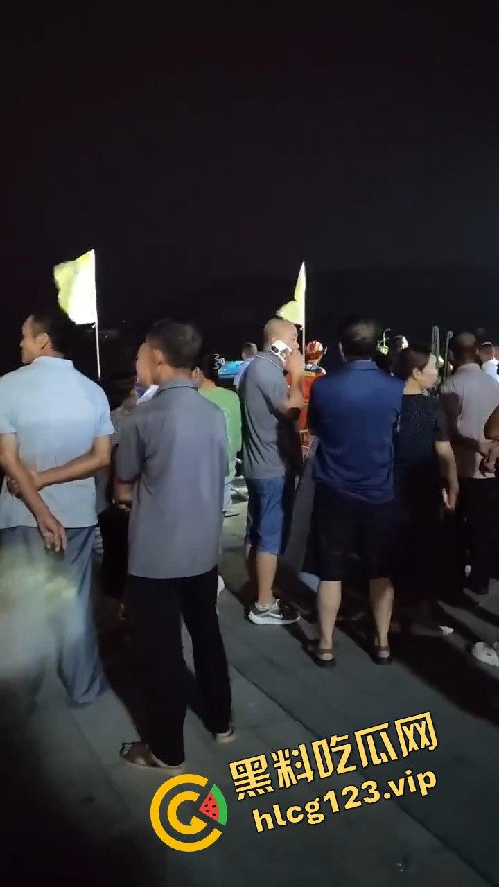 重庆网红【烈阳】摩托艇玩脱了丧命，母亲崩溃瘫倒，生前文案像预告？-16