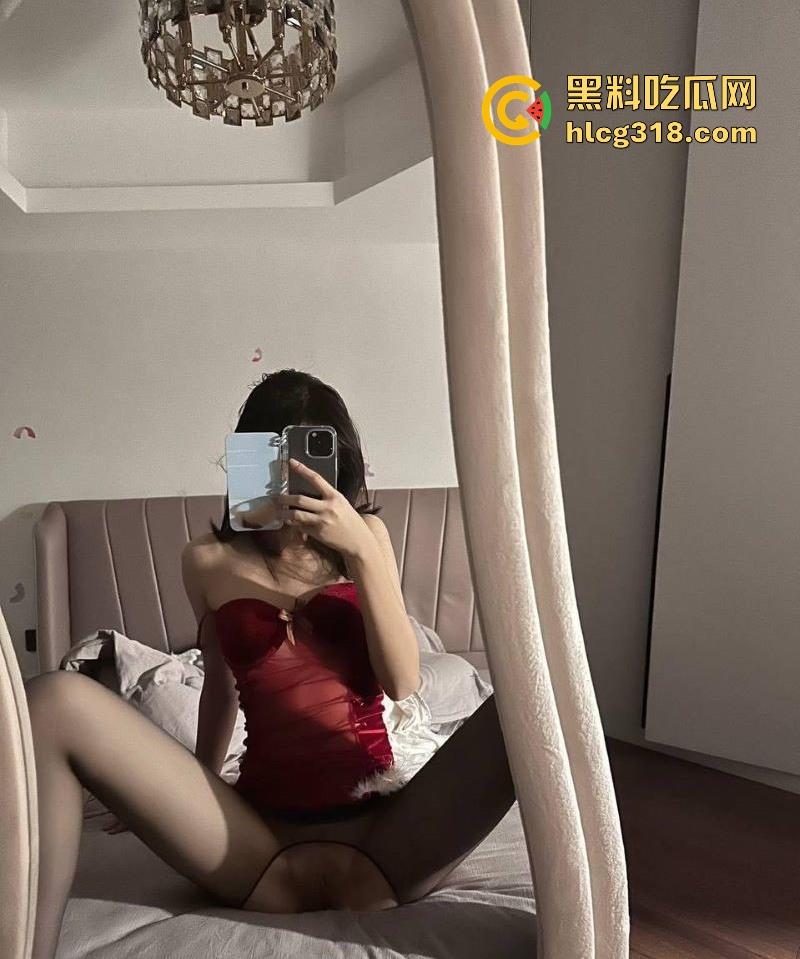 哈尔滨工业大学【张倩倩】极品反差1V1情趣装自慰，风骚嫩逼挑逗镜头，淫水四溢 ！-4