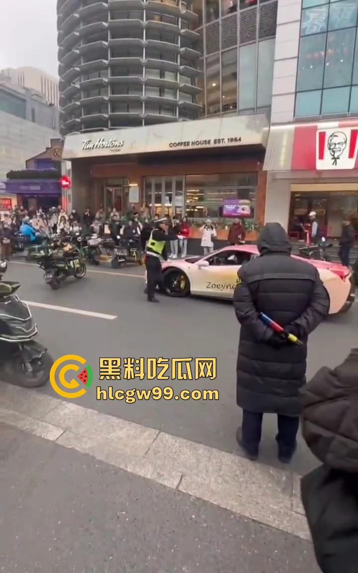 珠海冲撞行人案再现？抖音网红【周艺zoyenana】在上海吴江路危险驾驶，别以为驾驶法拉利就不用遵循法律了-12
