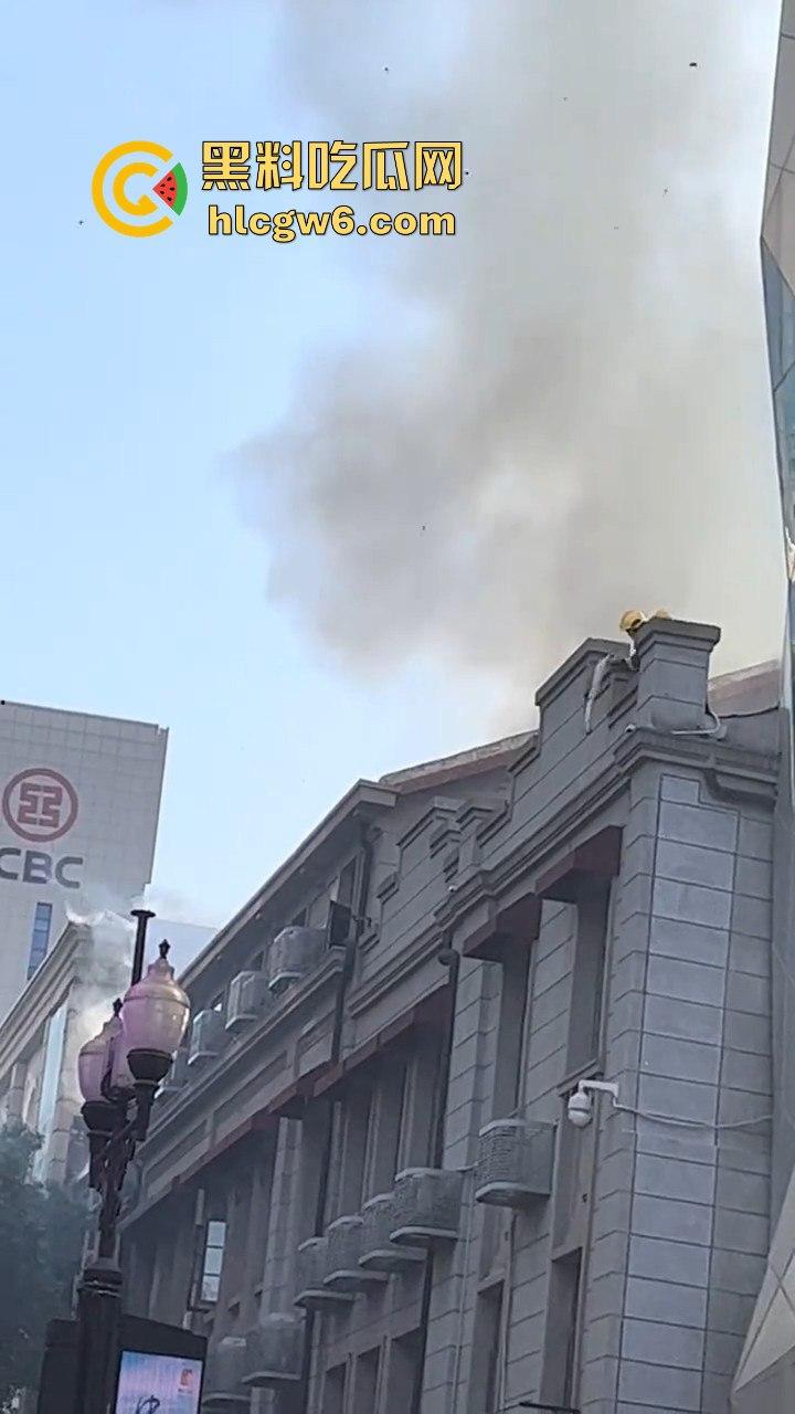 武汉汉江路步行街惊险火灾现场，浓烟蔽日，老旧民宅三楼顶层起火致一人死亡。-4