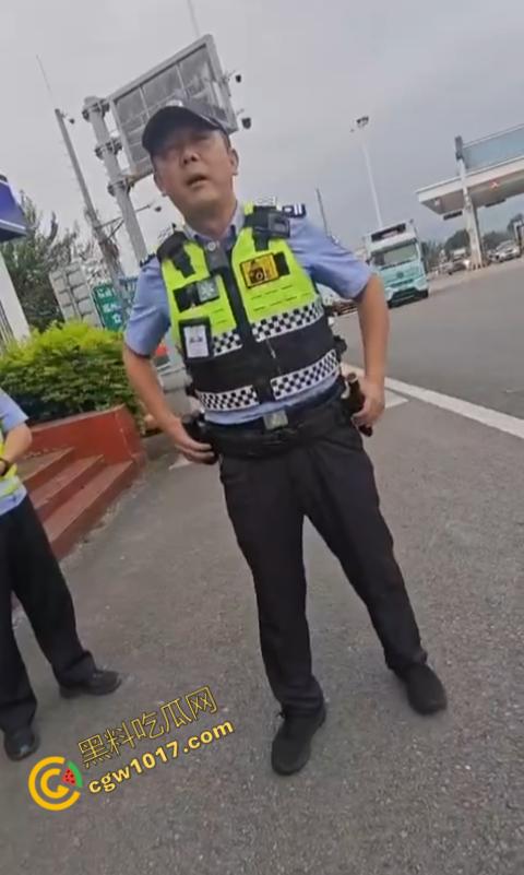 福建高速路口上演“辣椒水暴力”惨剧：交警野蛮执法，企图抢夺证据！公众怒呼严惩黑警！-3