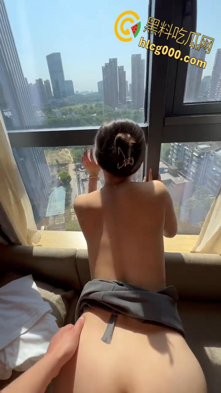 韩国中央大学留学生【宋芊雅】，给男友发扣逼视频解馋，粉嫩蜜穴汁水横流，勾引男友后入爆操 ！-9