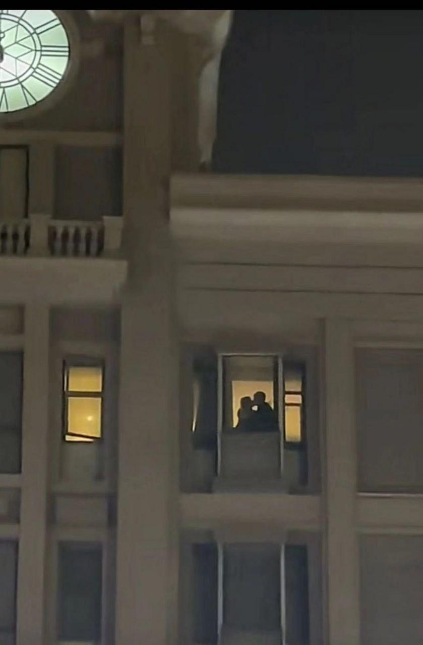 城会玩！小情侣跨年夜亲热，没想到成为直播现场-1