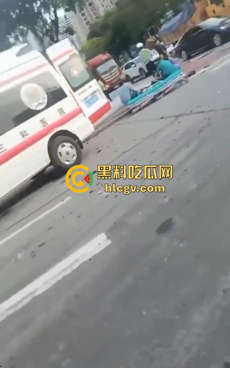 带妹飙到212码，大众车毁人亡！精神小伙翻车直播秒变吃席现场，欢迎瓜友围观！-4