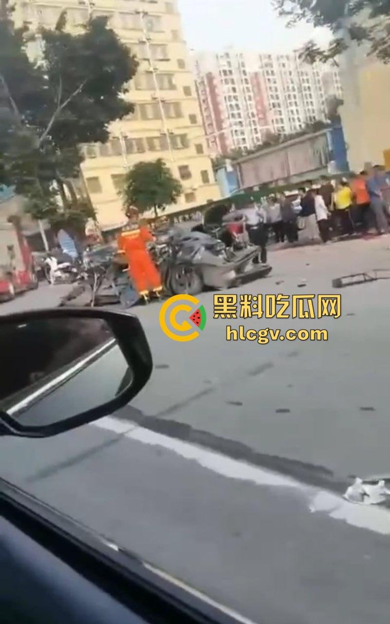带妹飙到212码，大众车毁人亡！精神小伙翻车直播秒变吃席现场，欢迎瓜友围观！-7