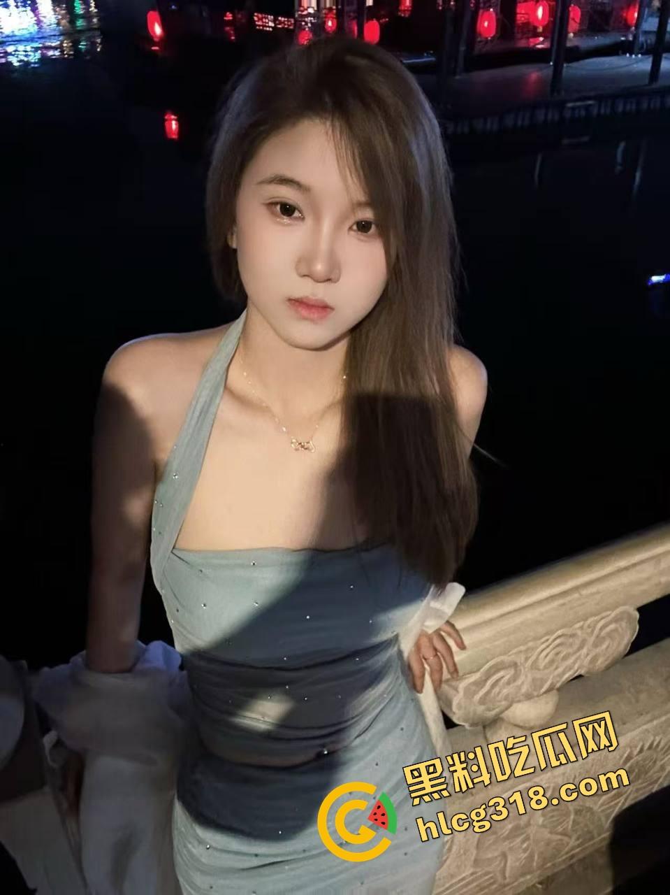 单位高冷御姐『李雪』白天冷若冰霜,晚上边打电话边吃鸡,什么姿势都玩得转,这骚劲她老公根本扛不住!-1