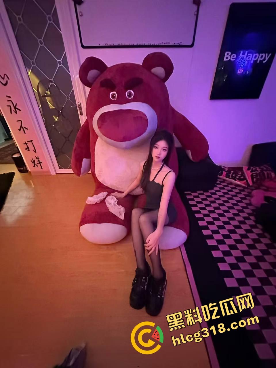 单位高冷御姐『李雪』白天冷若冰霜,晚上边打电话边吃鸡,什么姿势都玩得转,这骚劲她老公根本扛不住!-4