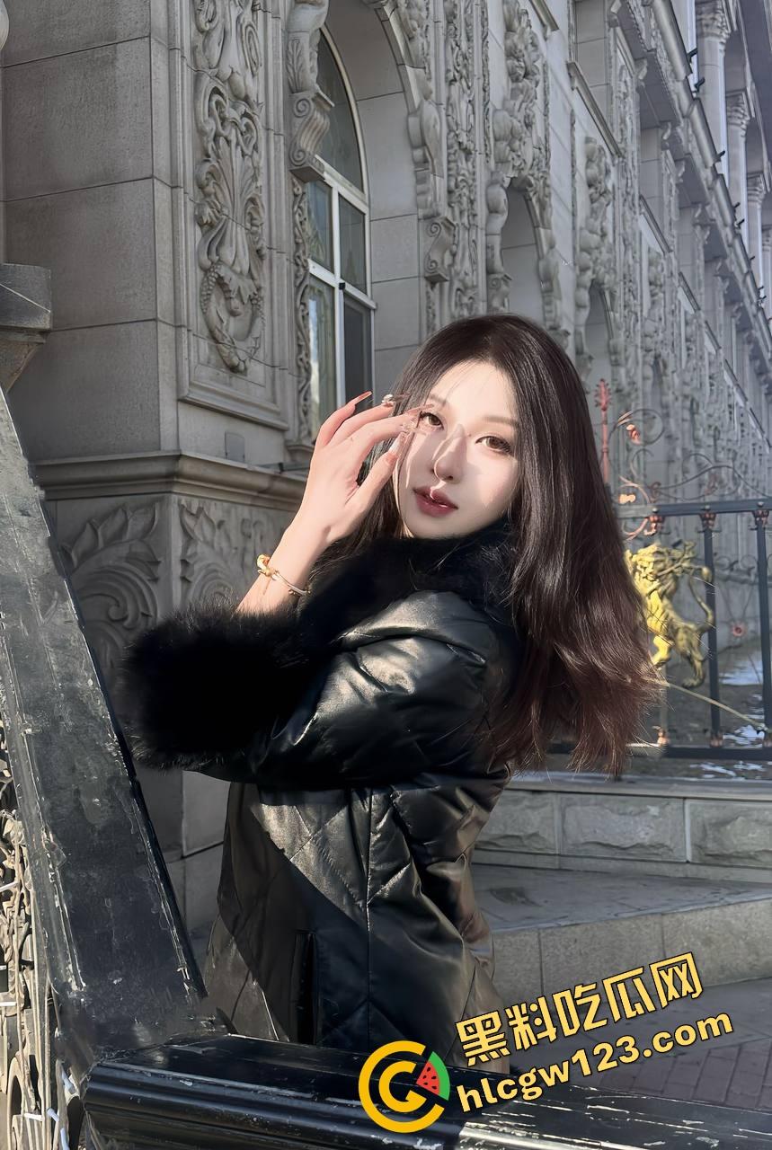 妹子穿小短裤黑色蕾丝内衣上阵，一进门就让人心跳飙升，这是方便随时脱光直接上马？-11