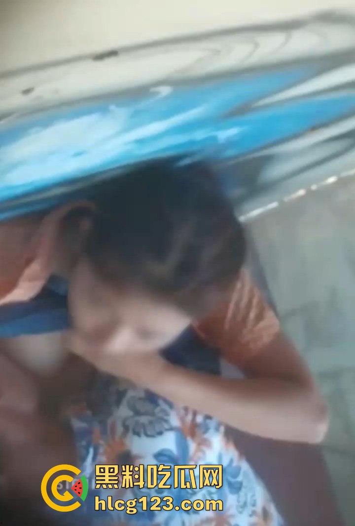 牛子操作拉满!废弃房屋里的激情野战,情侣无套激战被偷拍,玩得真是够野!-1