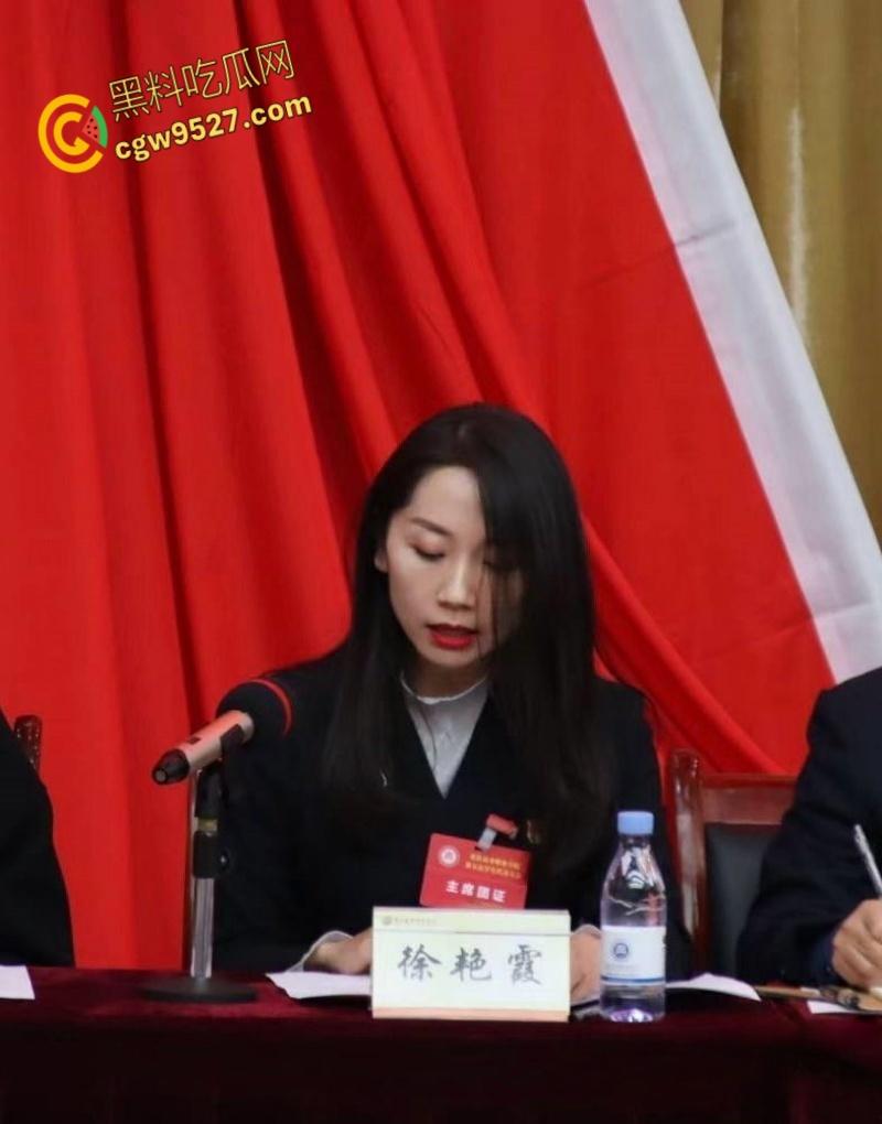 重庆沙坪坝区党员【徐艳霞】，被领导无套狂干，露脸玩颜射吞精，被曝舔功了得，岗位晋升是舔出来的 !-5