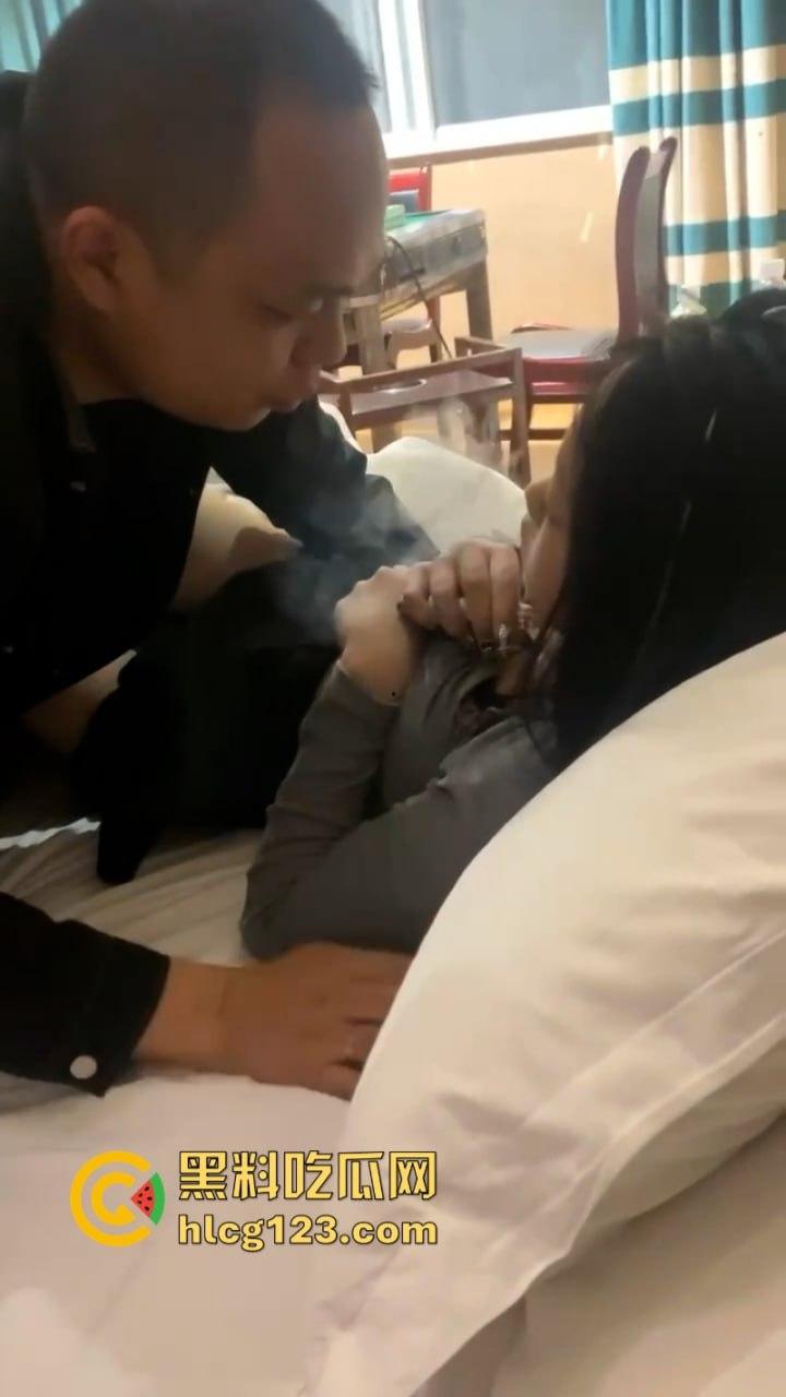 迷奸夜店小妹自己送上门的白操骚货 意识模糊被老男人吃干抹尽 玩了一个晚上!-1