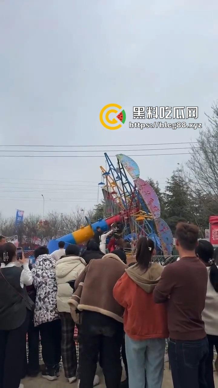 南阳镇平庙会惊现夺命飞椅，游乐设施突然倒塌 一人当场没了 两人重伤 飞椅变升天套餐了？-5