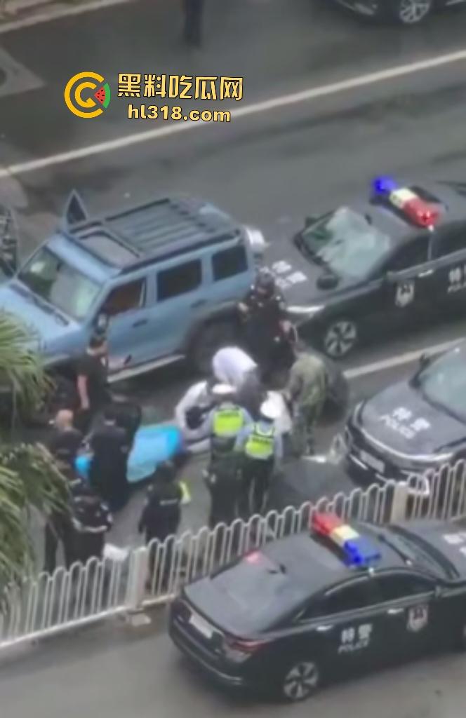 7月20日下午昆明金马坊坦克300狂飙撞人屠杀,司机被特警乱枪击毙,路人看到汽车都怕!-4