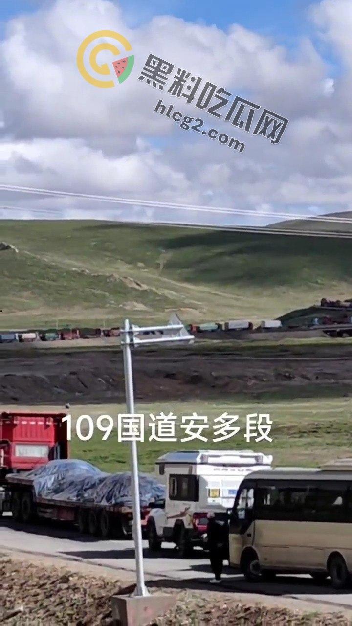 西藏青藏线大堵车！风力发电货车侧翻致数十公里堵塞，游客大呼：无路可逃！-5