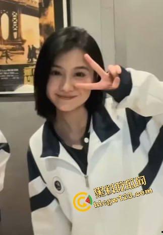 日照女大学生『孙欣欣』体育生前后夹击坐脸吃鸡双手撸两根，3P群啪、吃鸡69全来玩得跟条狗一样！-3