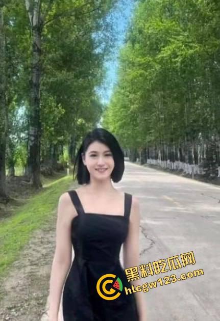 日照女大学生『孙欣欣』体育生前后夹击坐脸吃鸡双手撸两根，3P群啪、吃鸡69全来玩得跟条狗一样！-4