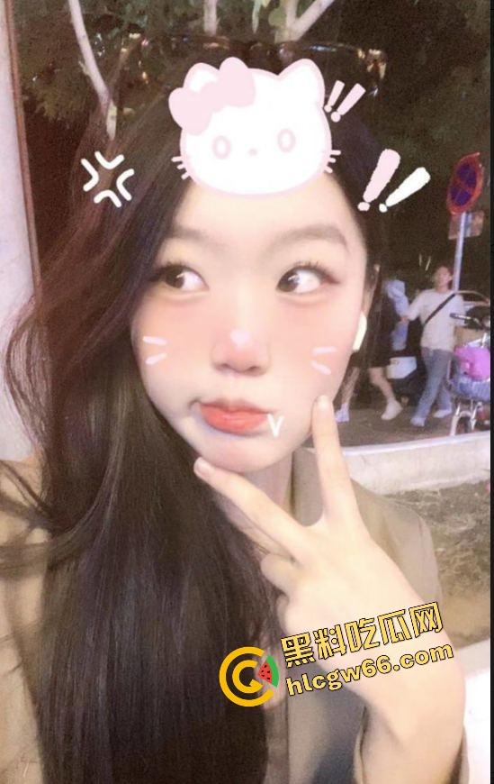 郑州大二骚妹『梁梦琼』主动献身，裸聊一个月洗澡照发不停，民宿影院一推就上，现场爆操视频曝光！-1