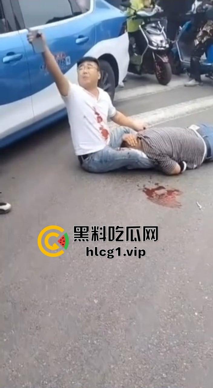 太原街头血腥一幕！男子酒驾撞车后持砖暴打司机，周围群众冷眼旁观吃瓜！-3