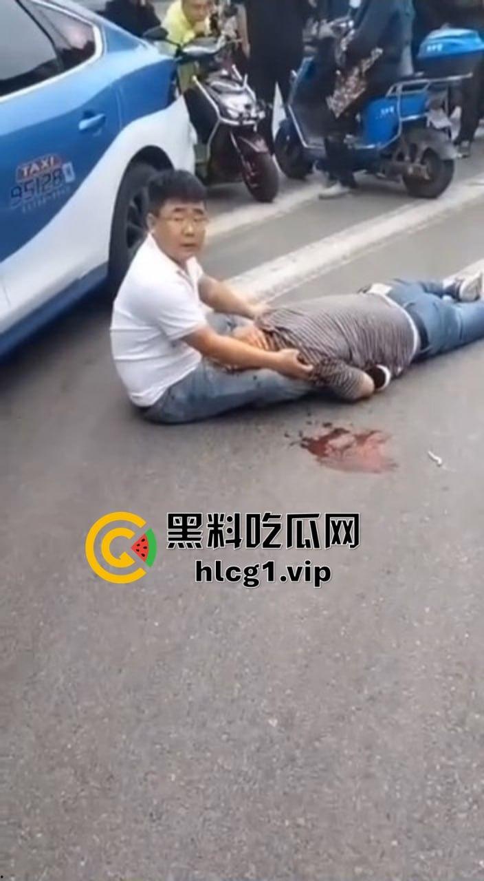 太原街头血腥一幕！男子酒驾撞车后持砖暴打司机，周围群众冷眼旁观吃瓜！-4