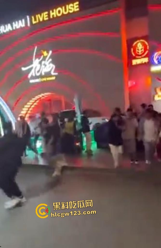 凌晨1点山西太原花海酒后两个男的发生矛盾直接开路虎撞人，一群保安也只敢在门口看戏！-1