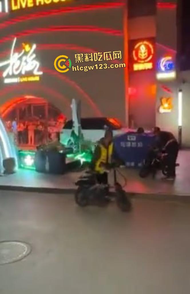 凌晨1点山西太原花海酒后两个男的发生矛盾直接开路虎撞人，一群保安也只敢在门口看戏！-2