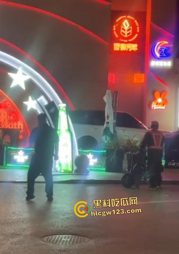 凌晨1点山西太原花海酒后两个男的发生矛盾直接开路虎撞人，一群保安也只敢在门口看戏！-7