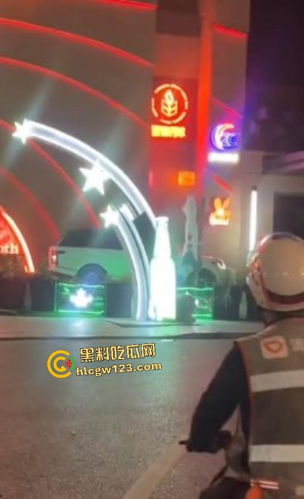 凌晨1点山西太原花海酒后两个男的发生矛盾直接开路虎撞人，一群保安也只敢在门口看戏！-8