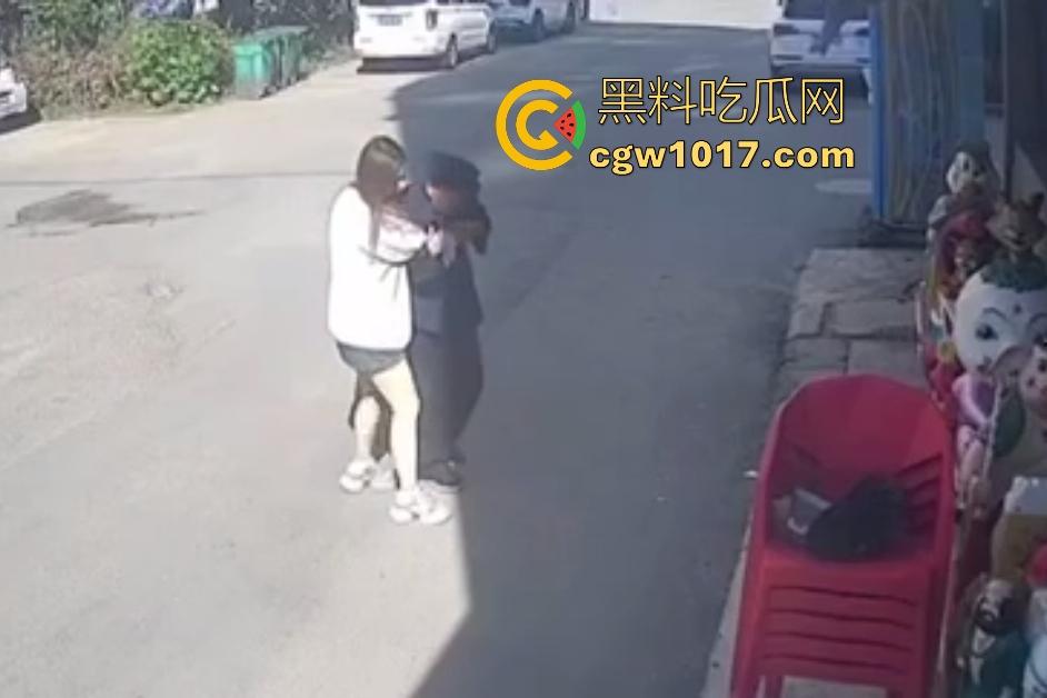 街头老大爷走路突然摇晃，长腿美女出手相扶，大爷瞬间全身梆硬冲天，美女成救命神药，这比春药还牛逼啊！-3