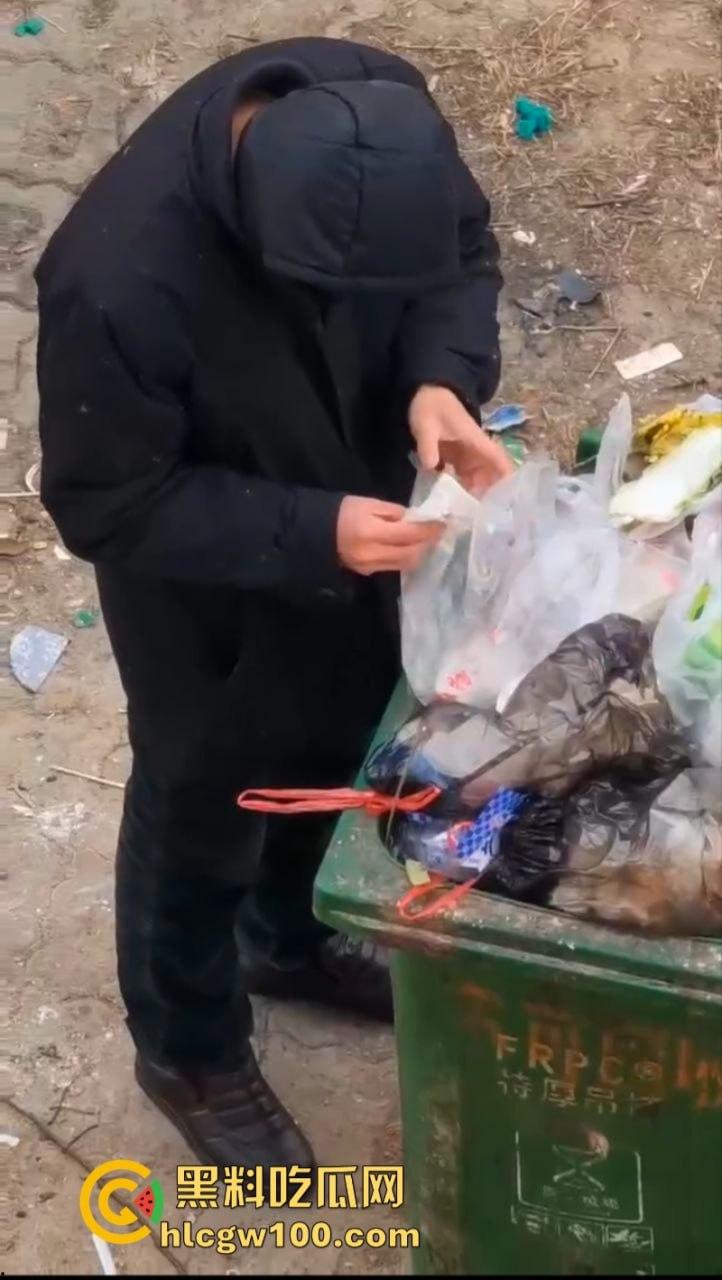 江西南昌变态男子于垃圾桶翻找女人带血卫生巾 并放到鼻尖嗅闻狂舔 重口程度令人反胃-2