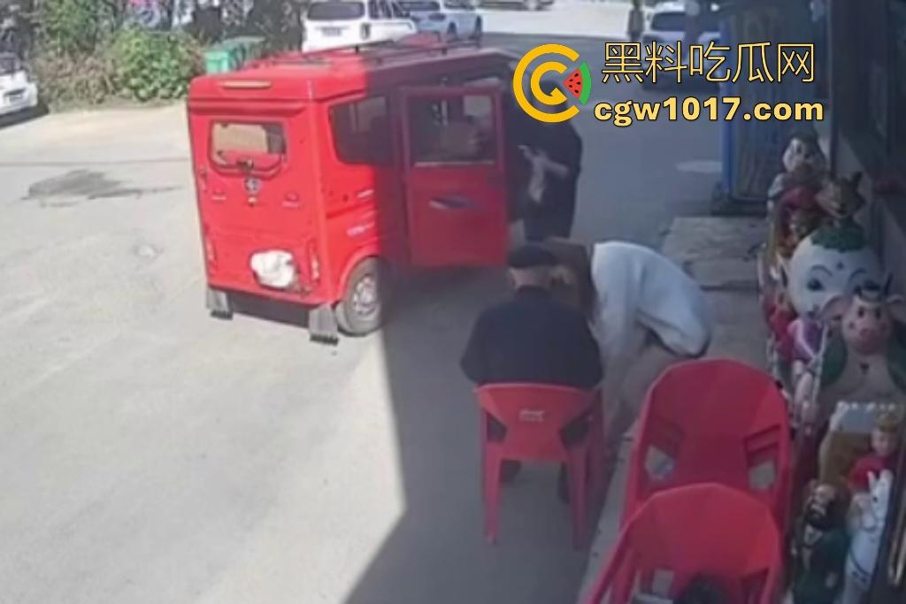 街头老大爷走路突然摇晃，长腿美女出手相扶，大爷瞬间全身梆硬冲天，美女成救命神药，这比春药还牛逼啊！-6