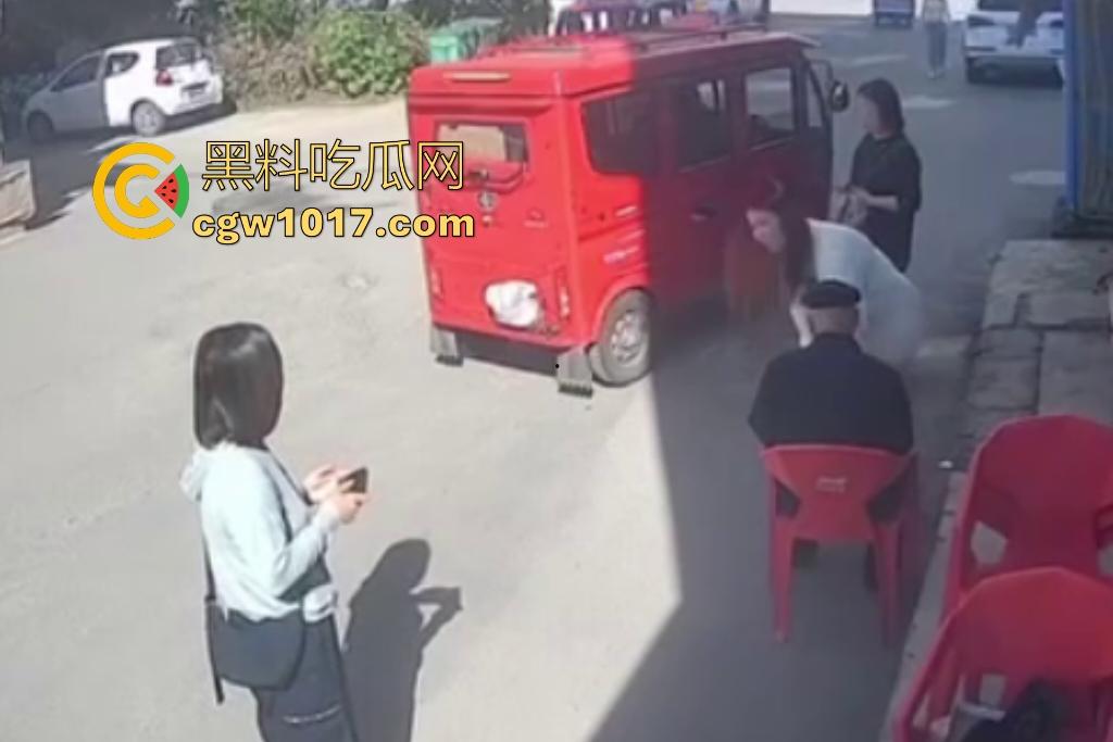 街头老大爷走路突然摇晃，长腿美女出手相扶，大爷瞬间全身梆硬冲天，美女成救命神药，这比春药还牛逼啊！-7