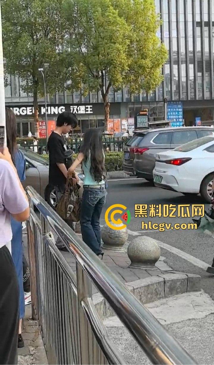 重庆渣男多次出轨被女友当街教训！肘击扇脸一顿狂揍，高跟鞋拔子差点上脸，最后道歉还发QQ空间！-10