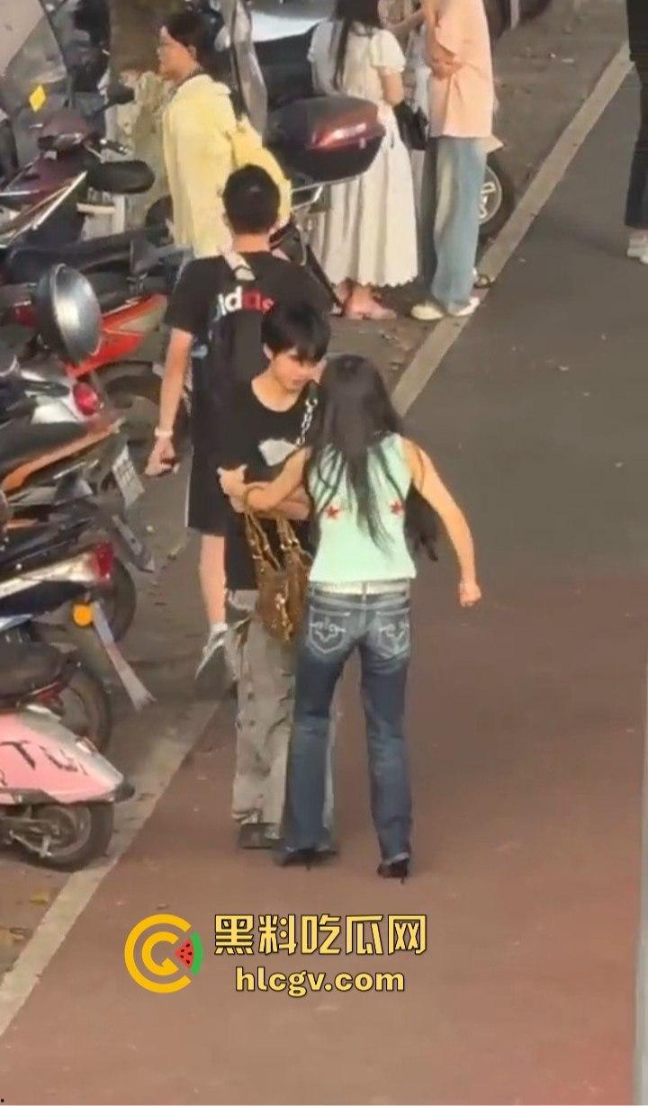 重庆渣男多次出轨被女友当街教训！肘击扇脸一顿狂揍，高跟鞋拔子差点上脸，最后道歉还发QQ空间！-15