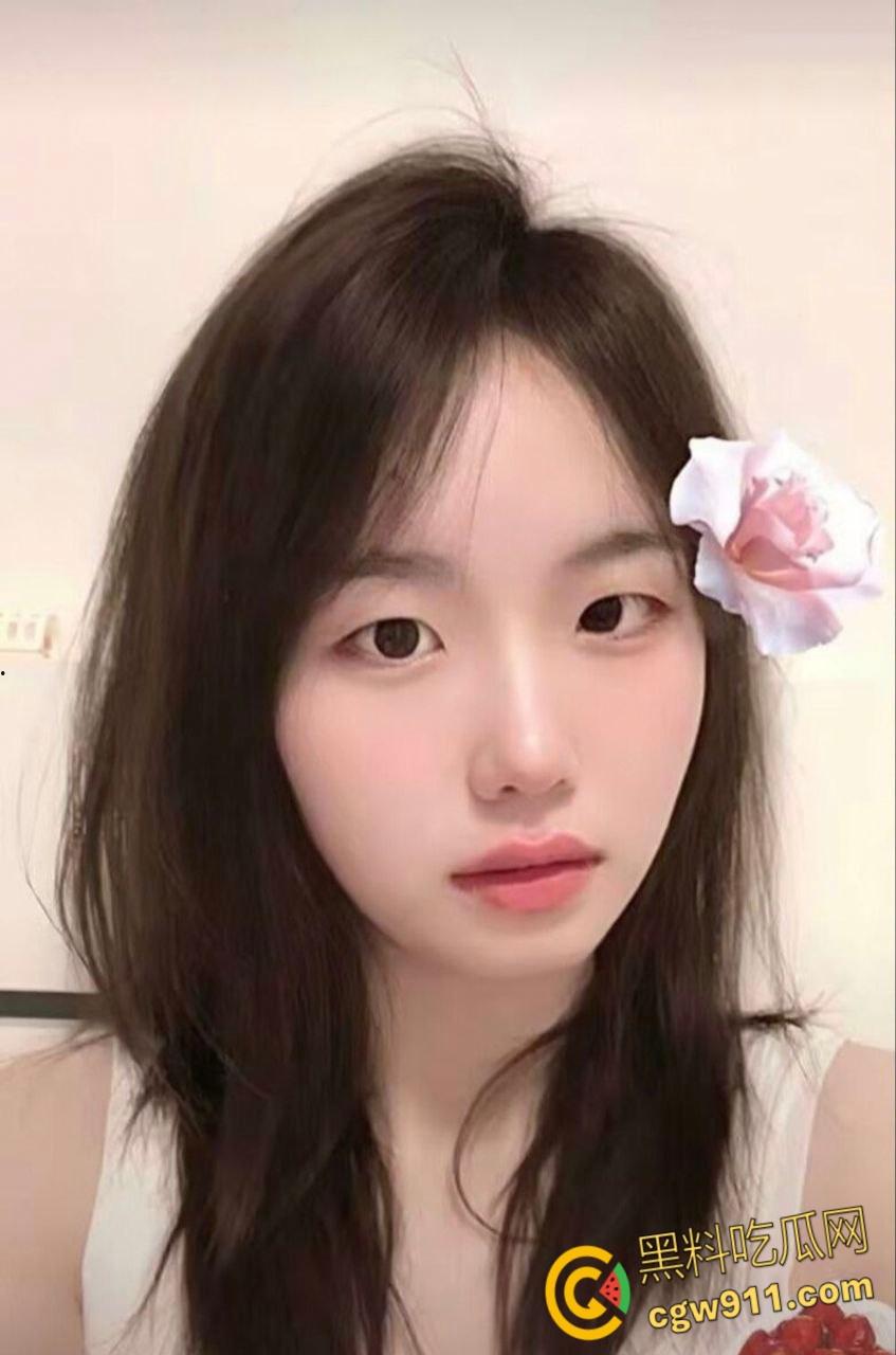 湘潭大学【刘宁】,与男友开房视频流出,清纯外表角色扮演样样都来,情趣黑丝诱惑爆棚,浴室镜前多姿势爆操!-3