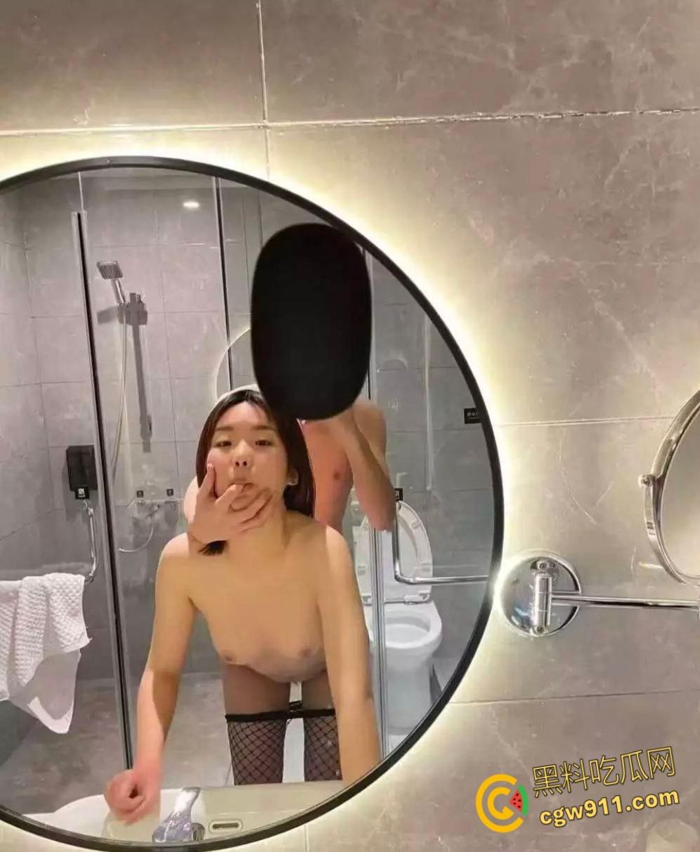 湘潭大学【刘宁】,与男友开房视频流出,清纯外表角色扮演样样都来,情趣黑丝诱惑爆棚,浴室镜前多姿势爆操!-5