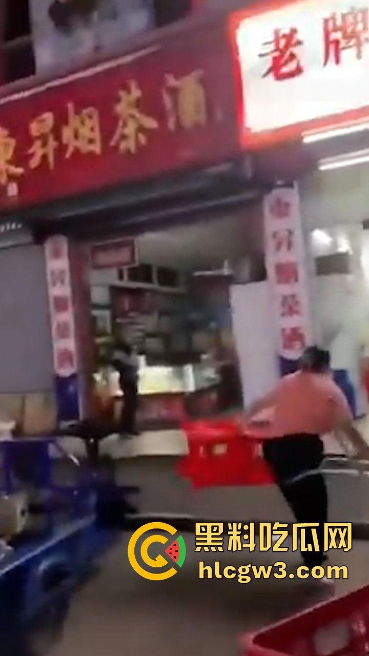 前有公务车街头撞飞摩托男 后有半夜突袭查抄商户 广东潮汕这是在年底冲业绩吗？-6