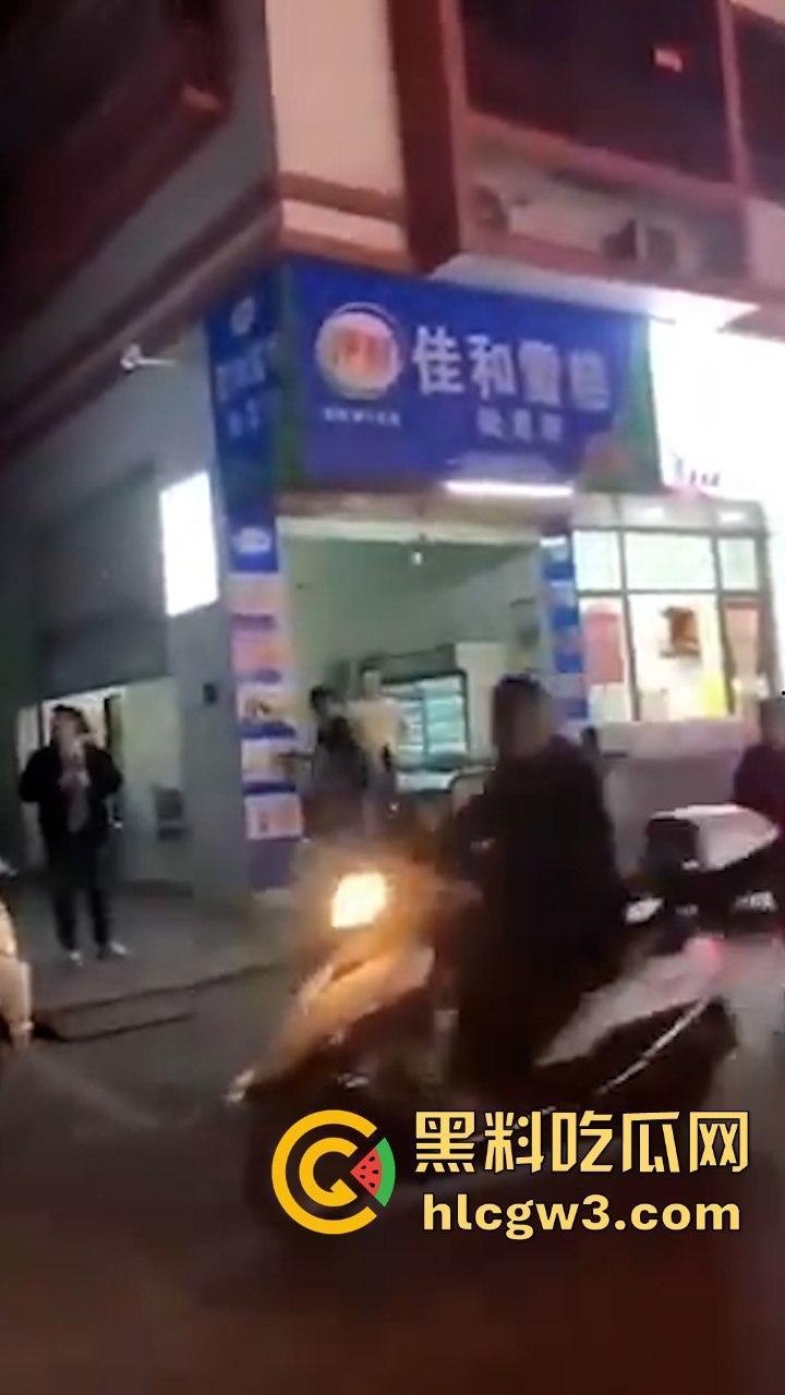 前有公务车街头撞飞摩托男 后有半夜突袭查抄商户 广东潮汕这是在年底冲业绩吗？-7